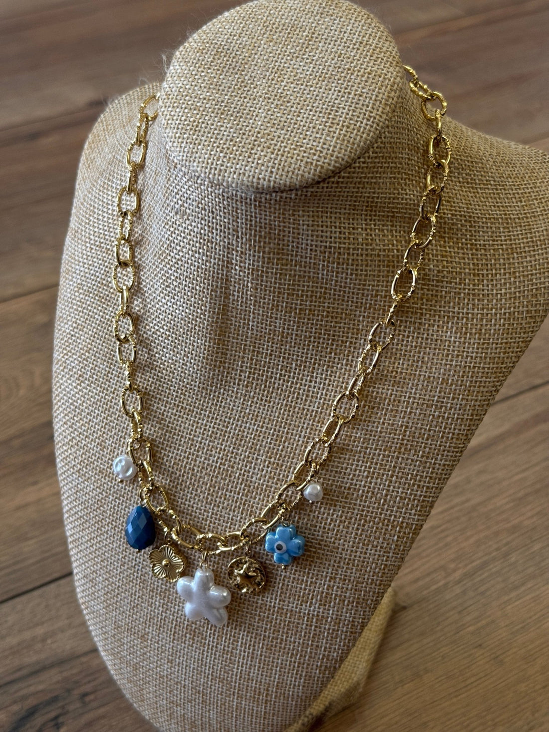 Collier chaîne dorée breloques bleues - Léone