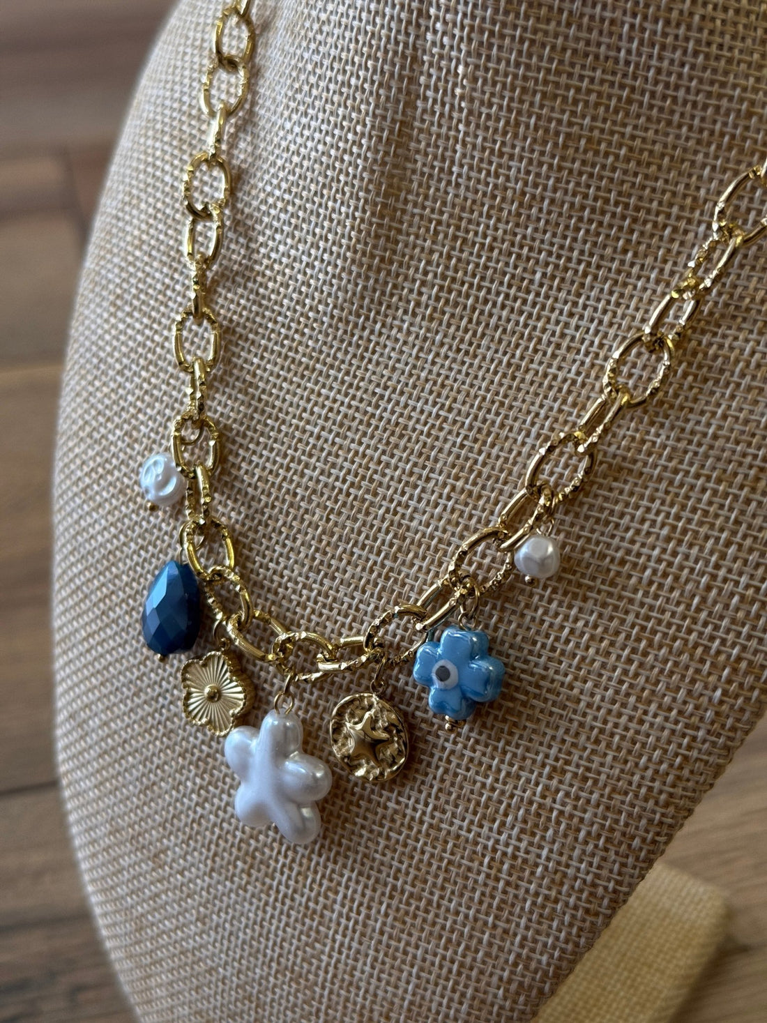 Collier chaîne dorée breloques bleues - Léone