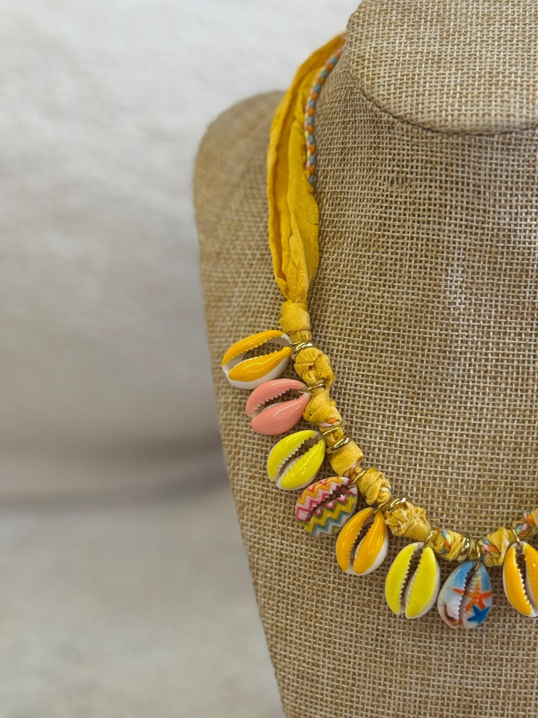 Collier coquillages en tissu jaune - Léone