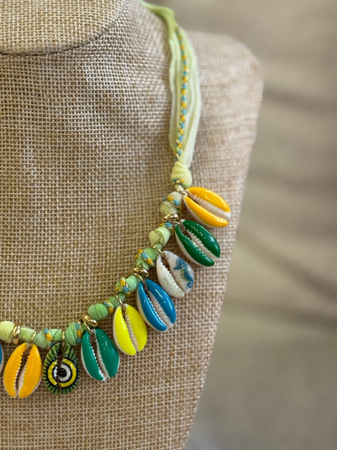 Collier coquillages en tissu vert - Léone