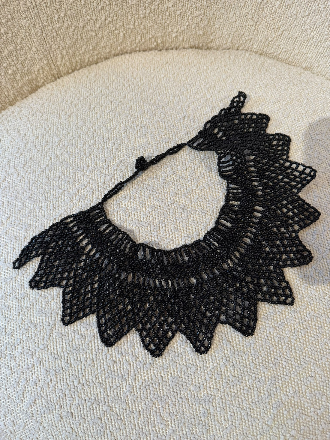 Collier fin plastron noir - Léone