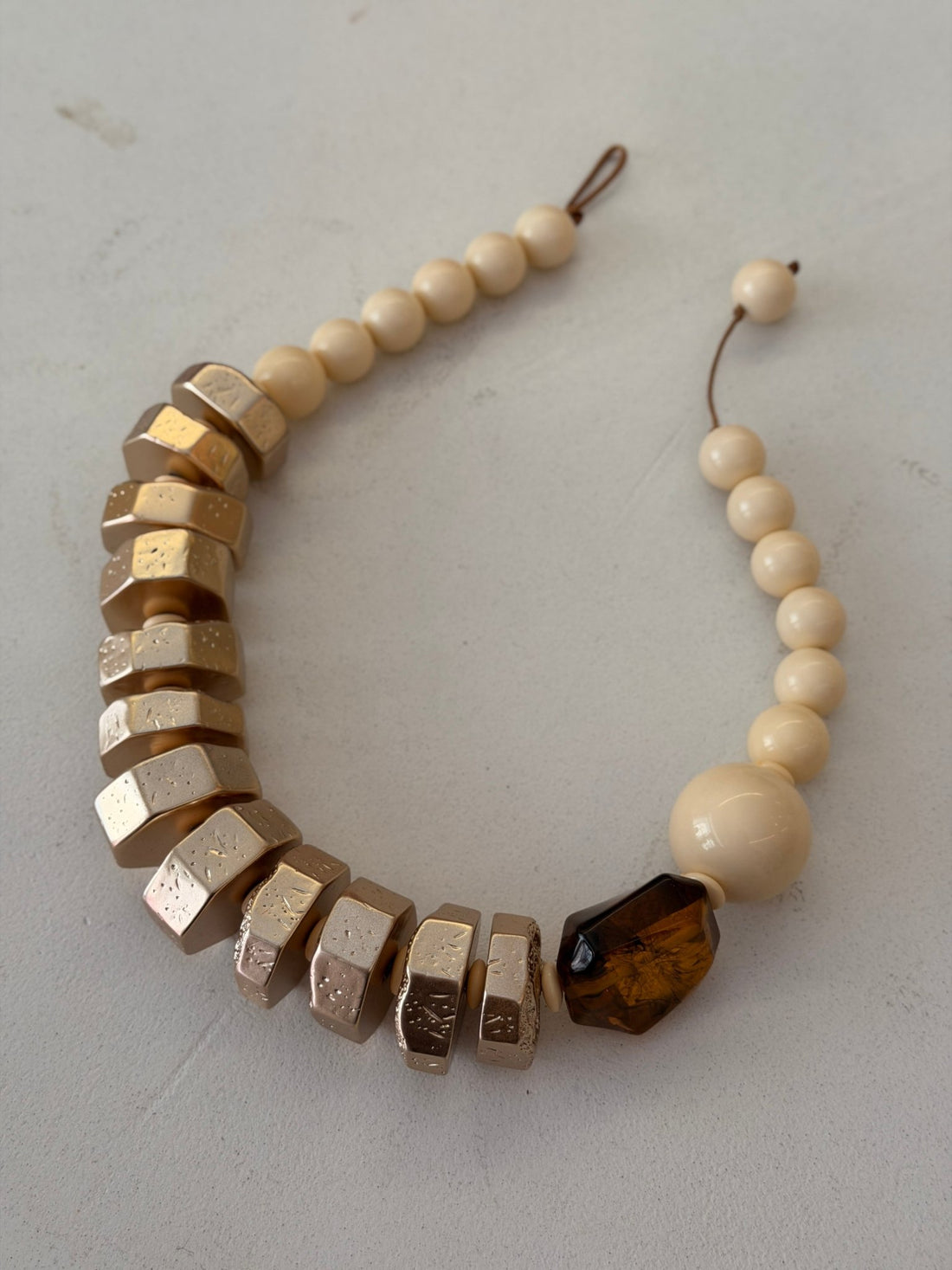 Collier perles et resine crème - Léone