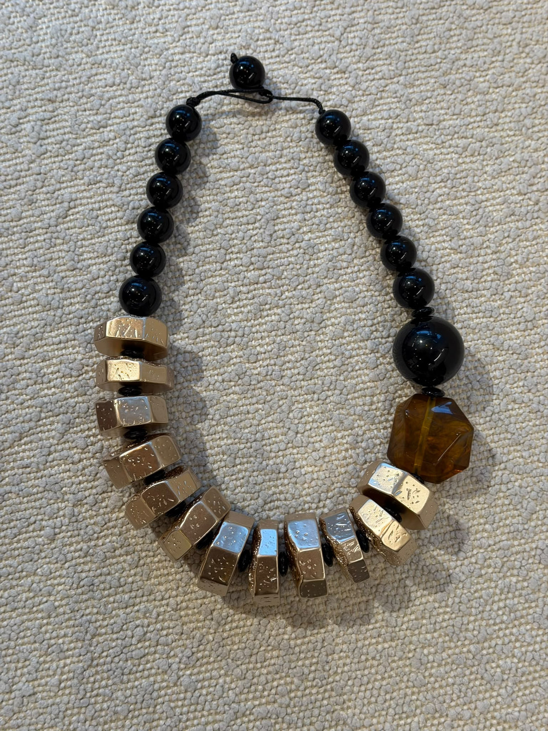 Collier perles et resine noir - Léone