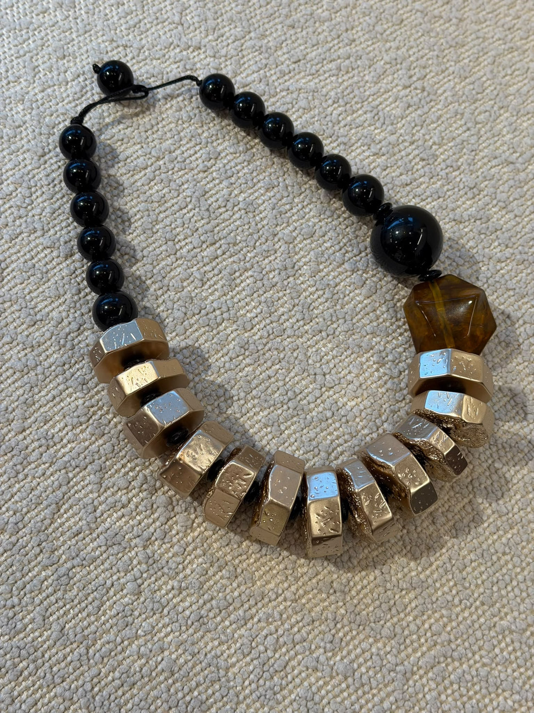 Collier perles et resine noir - Léone