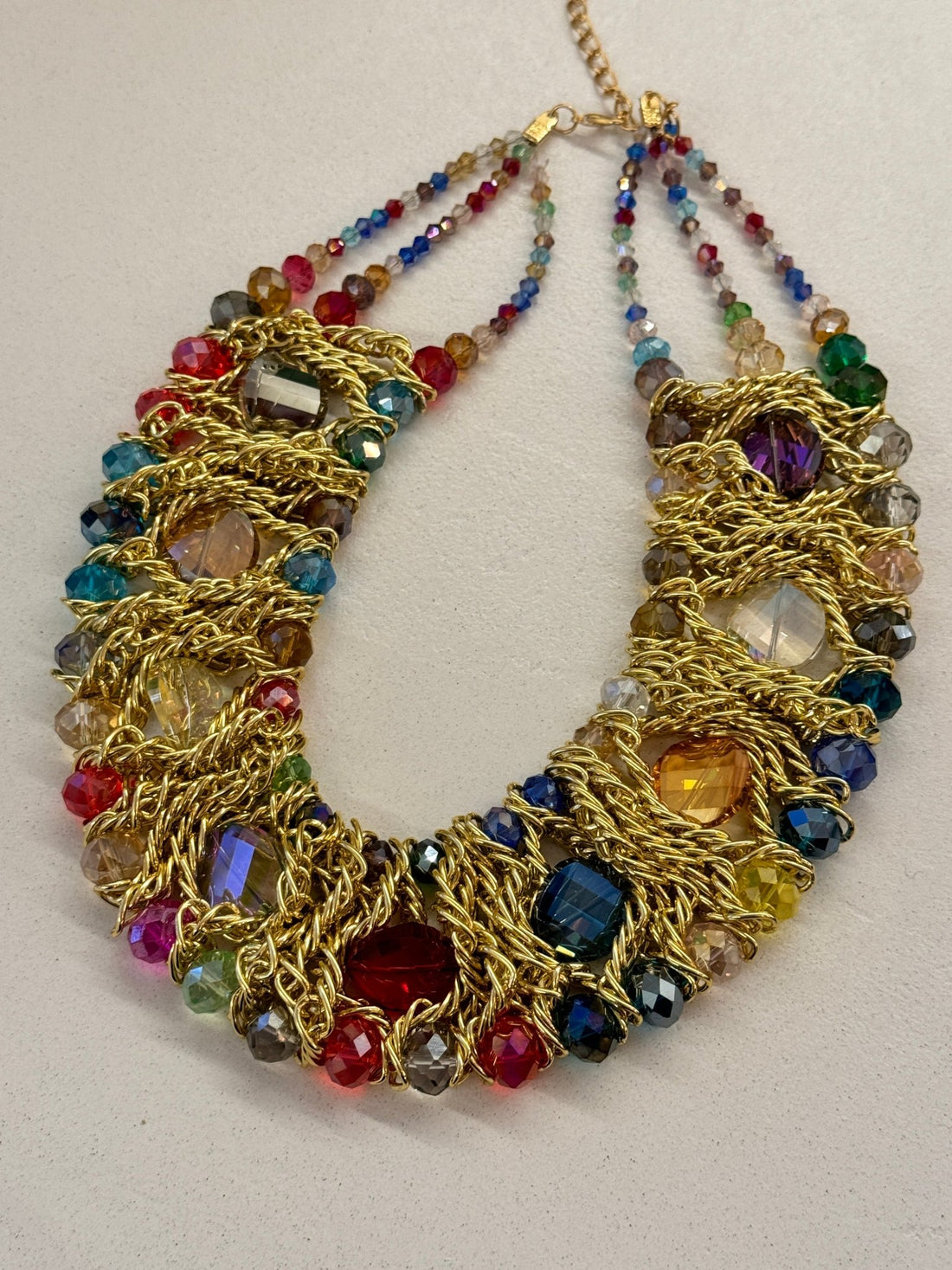 Gros collier en chaînes et perles multicolores - Léone