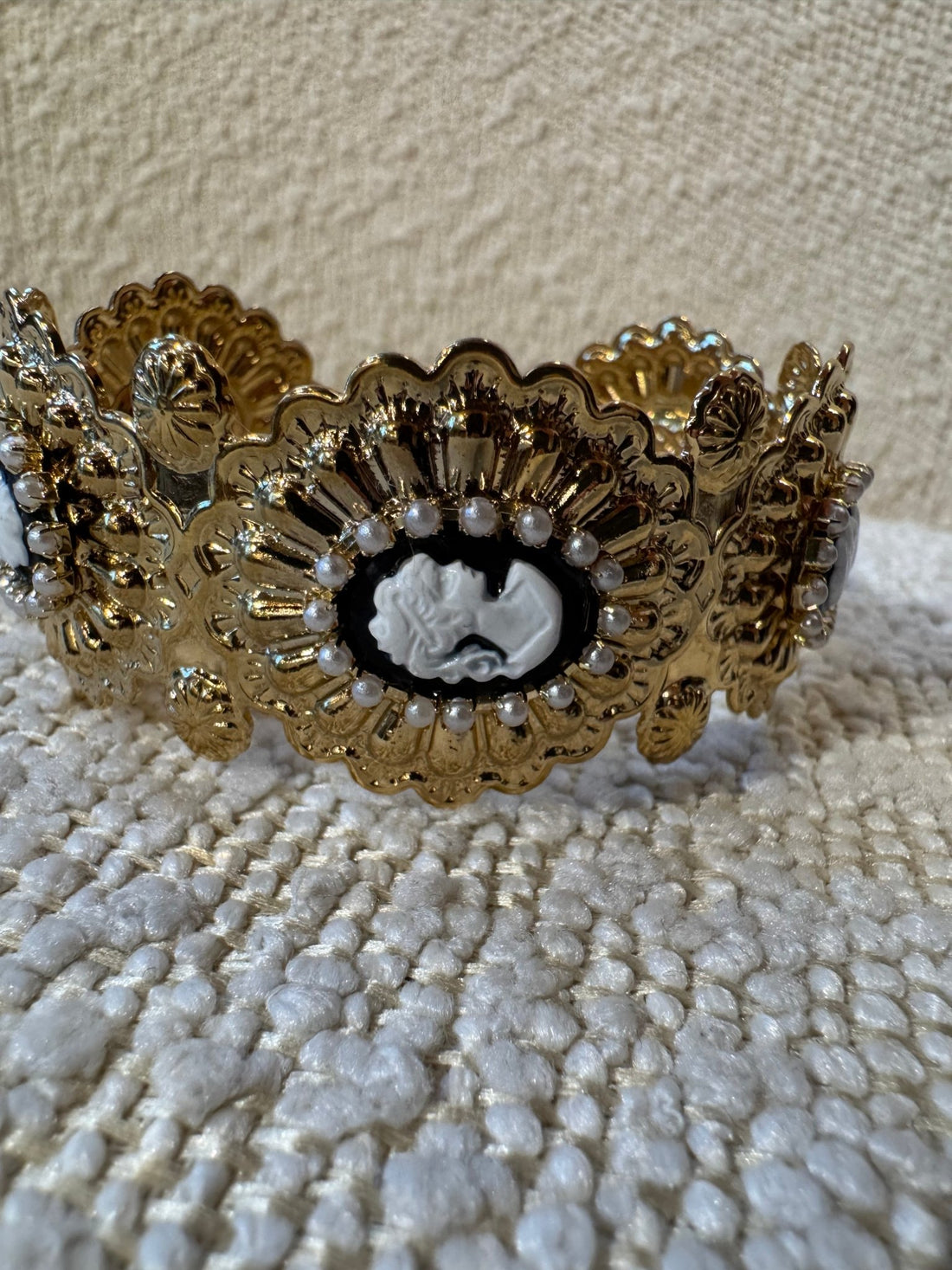 Jonc doré baroque figure noire - Léone