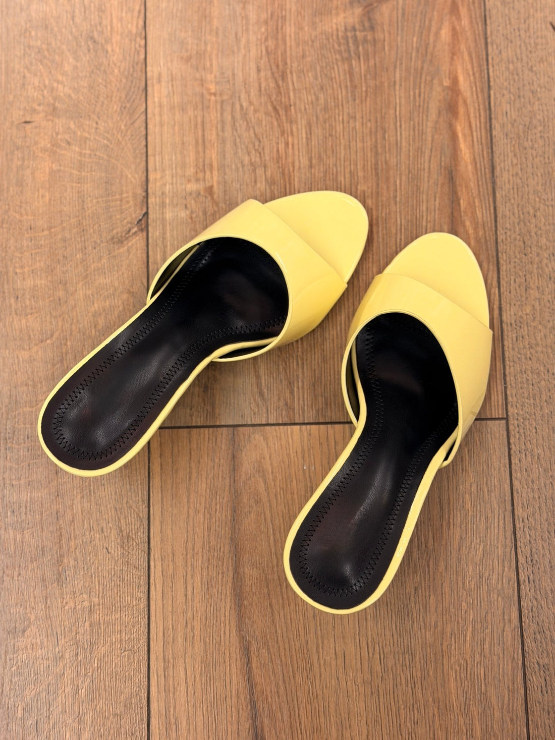 Mules vernies à talon jaune - Léone