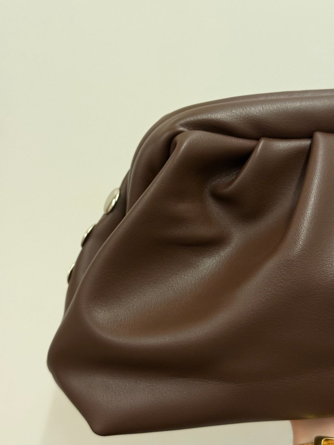 Pochette a clous marron - Léone