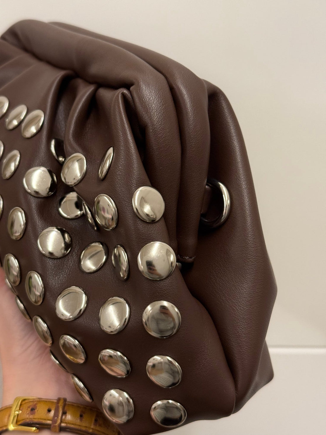 Pochette a clous marron - Léone