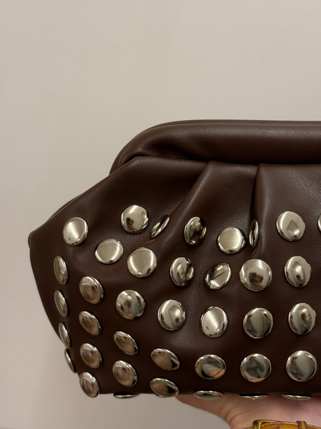 Pochette a clous marron - Léone