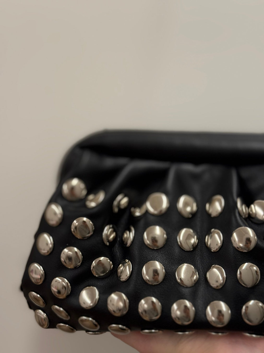 Pochette a clous noire - Léone