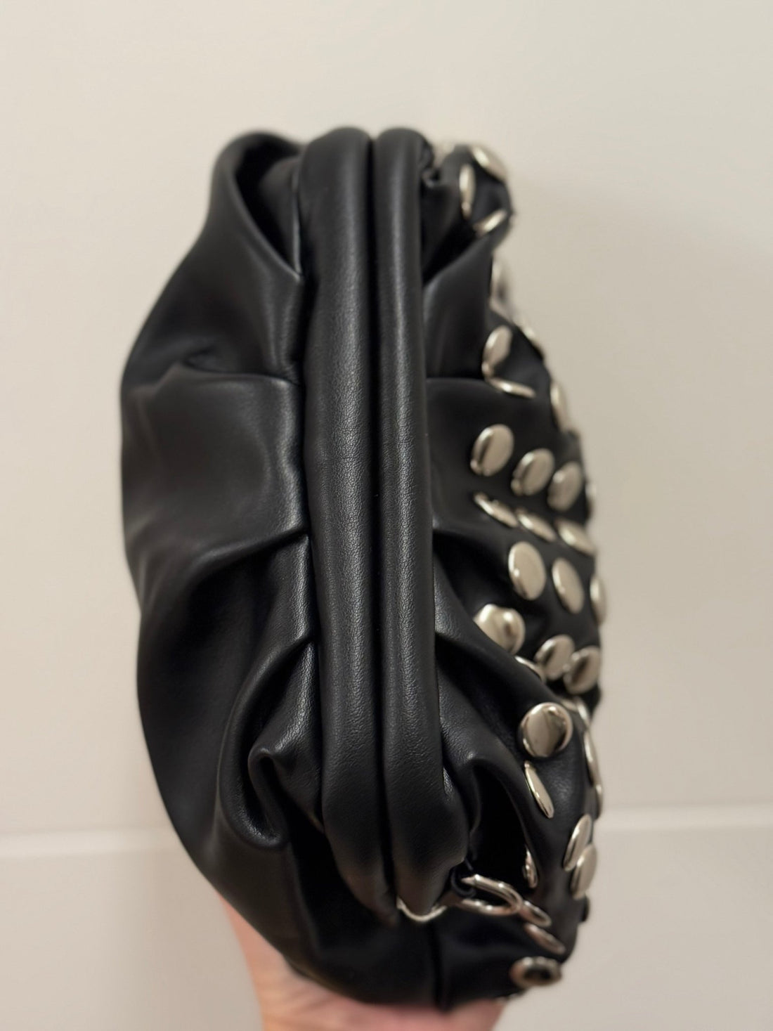 Pochette a clous noire - Léone