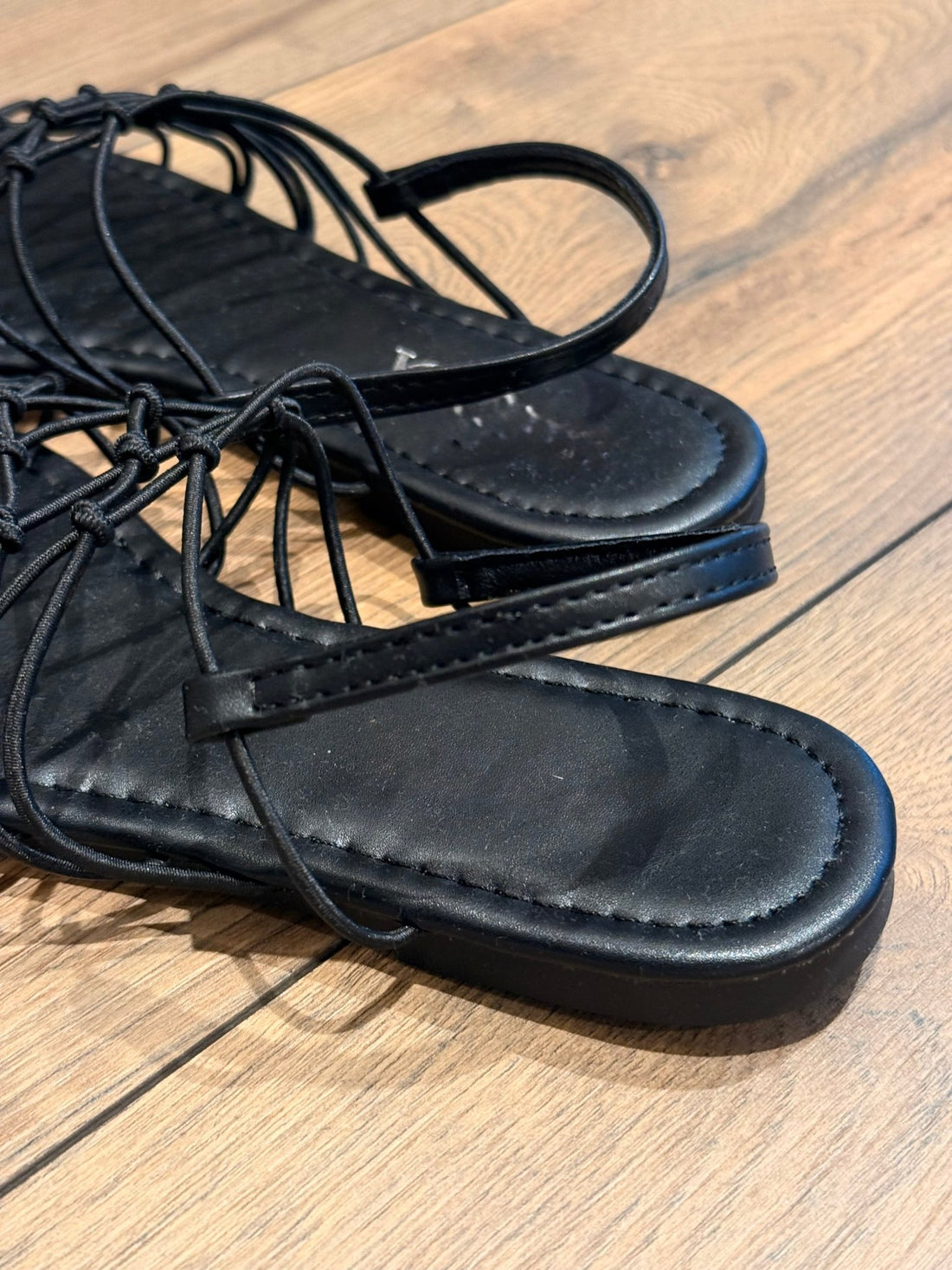 Sandales croisées noires - Léone