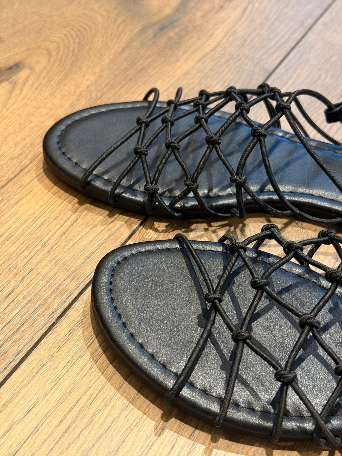 Sandales croisées noires - Léone