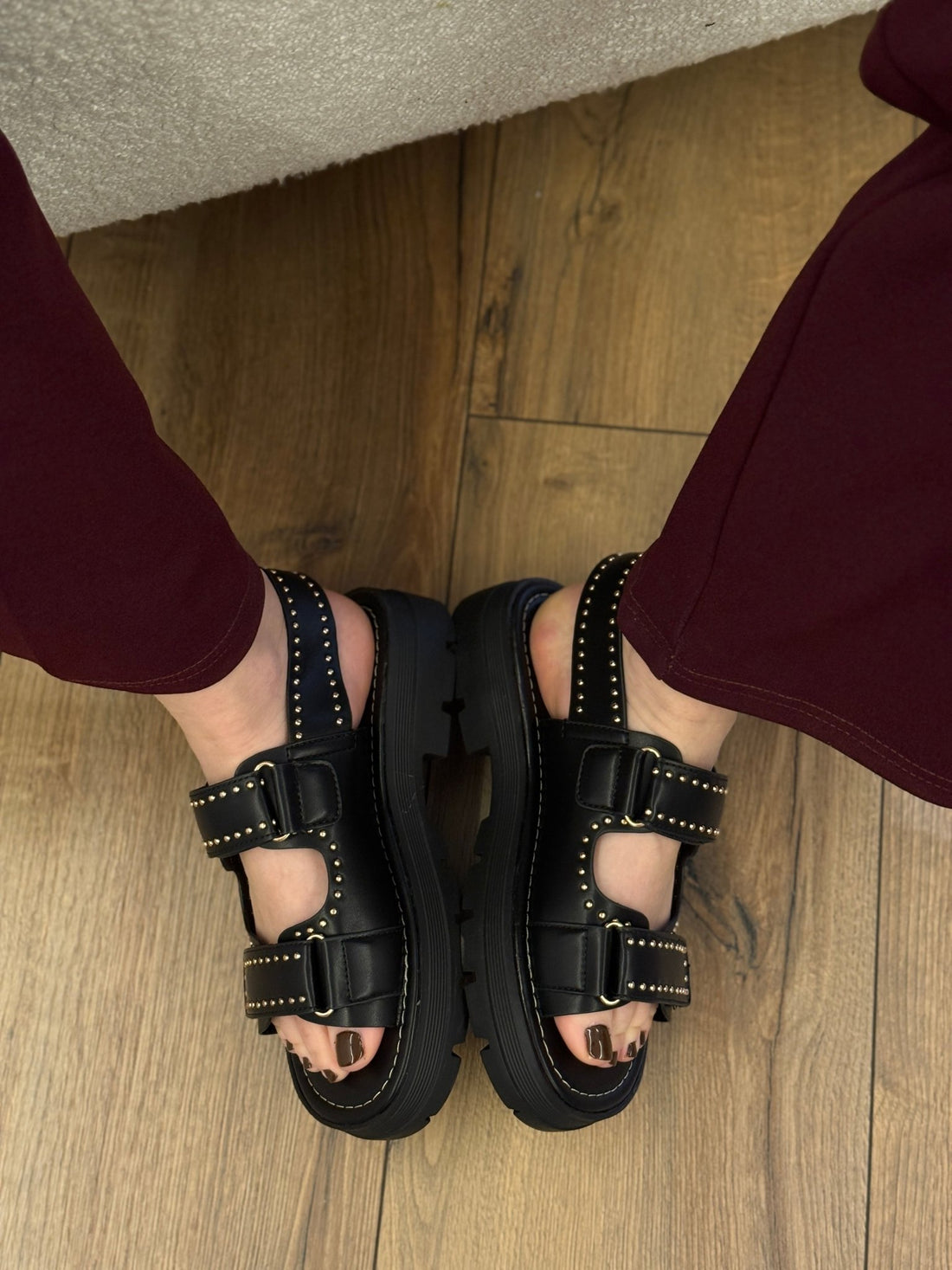 Sandales noires cloutées Léone - Main Image