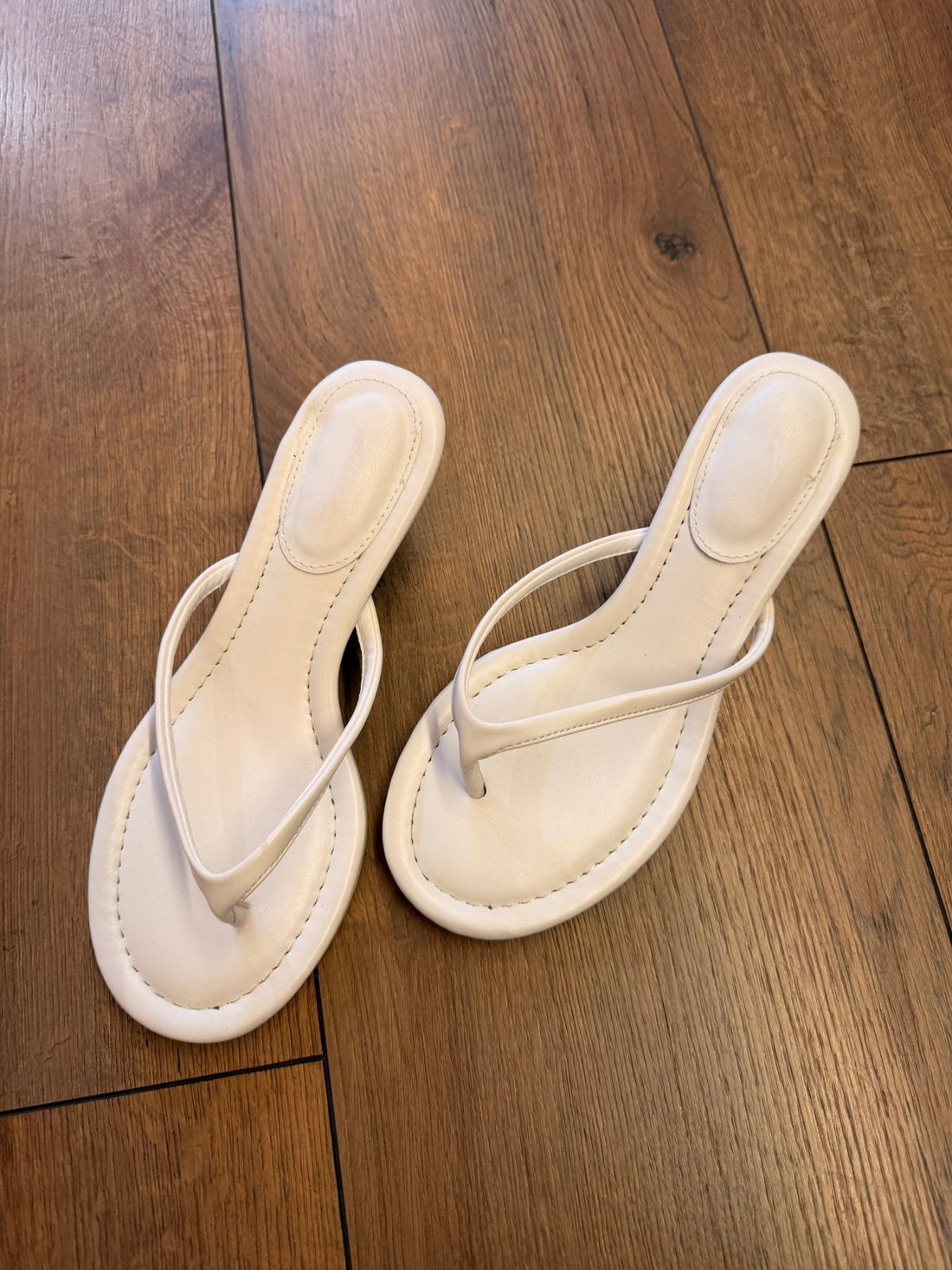 Tong a talon en simili blanc - Léone