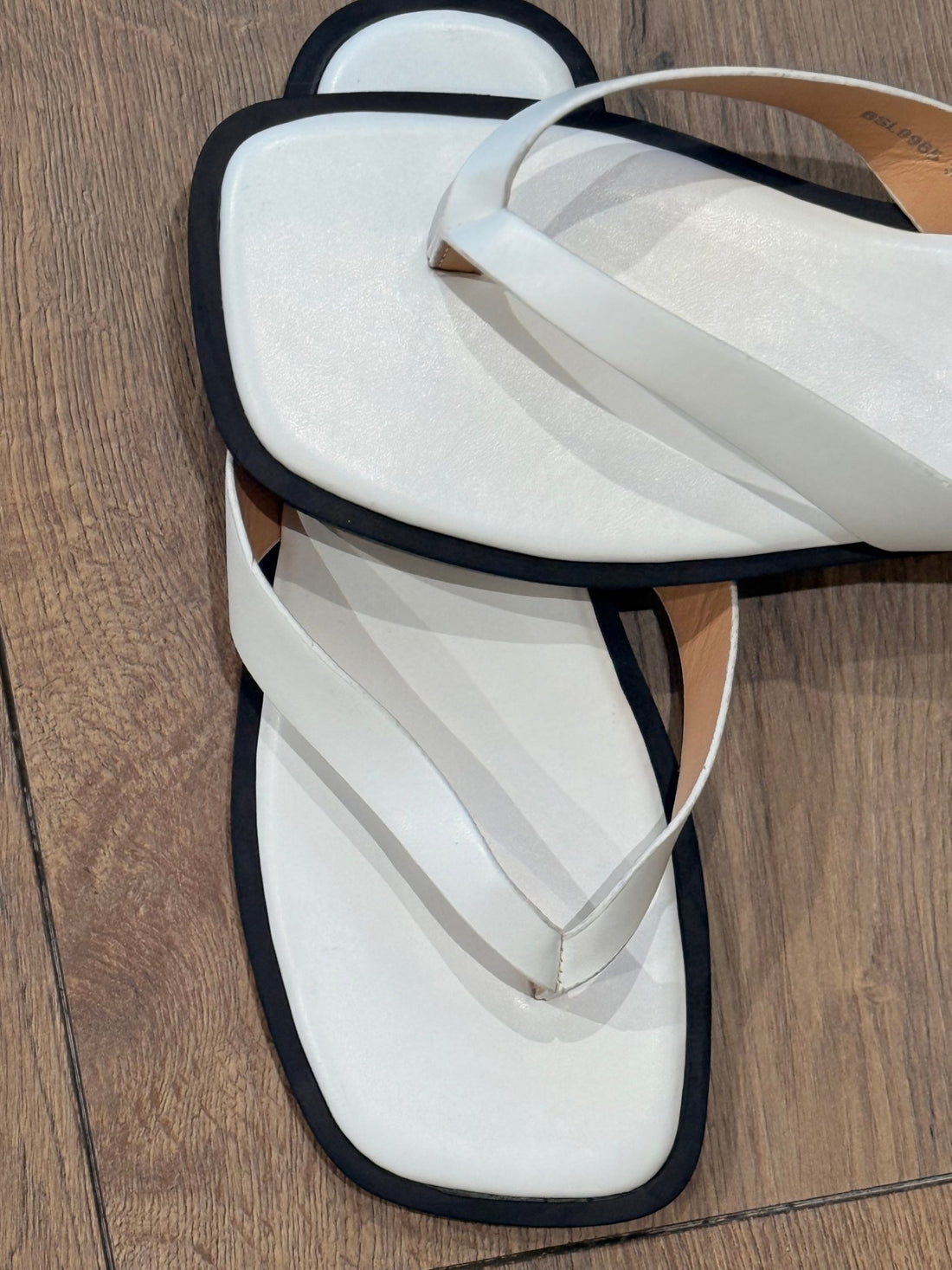 Tong en simili blanc - Léone