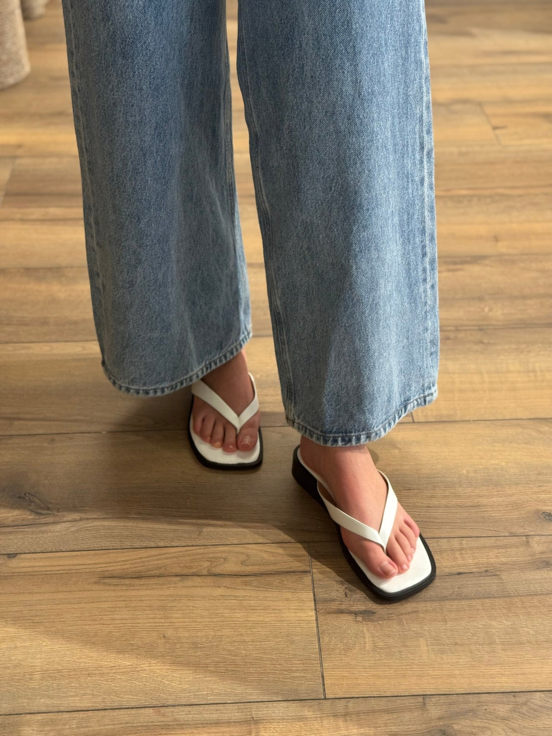 Tong en simili blanc - Léone