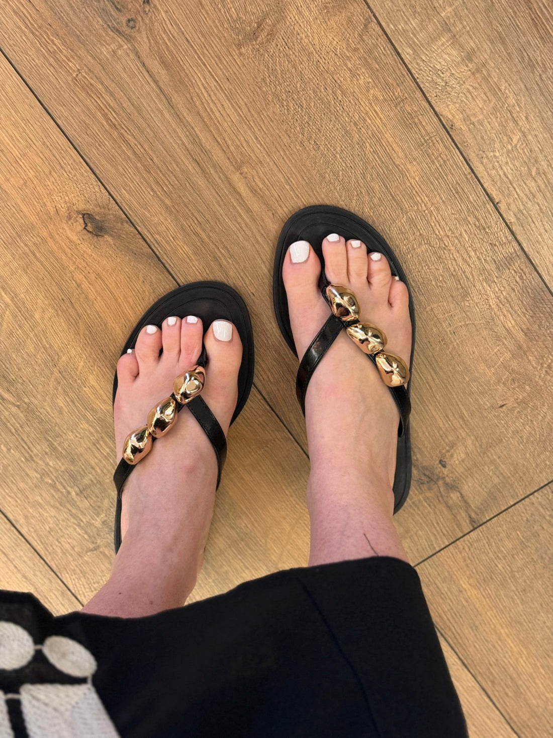 Tongs noires avec bijou doré - Léone