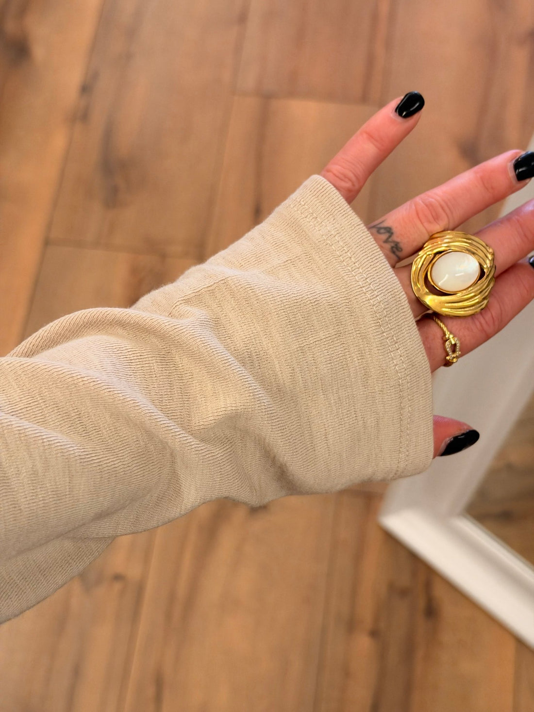 Top noeud sur le coté beige - Léone