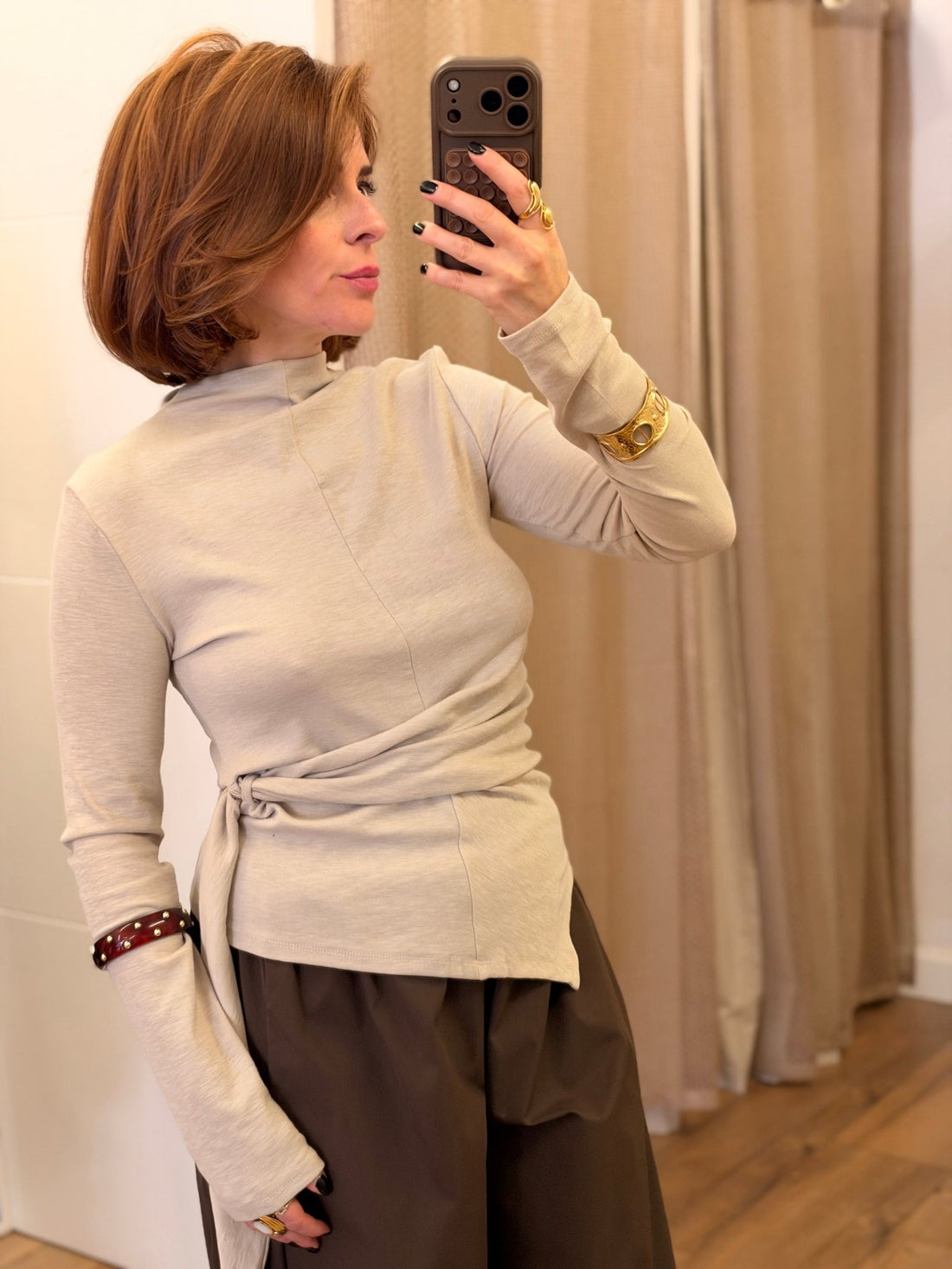 Top noeud sur le coté beige - Léone