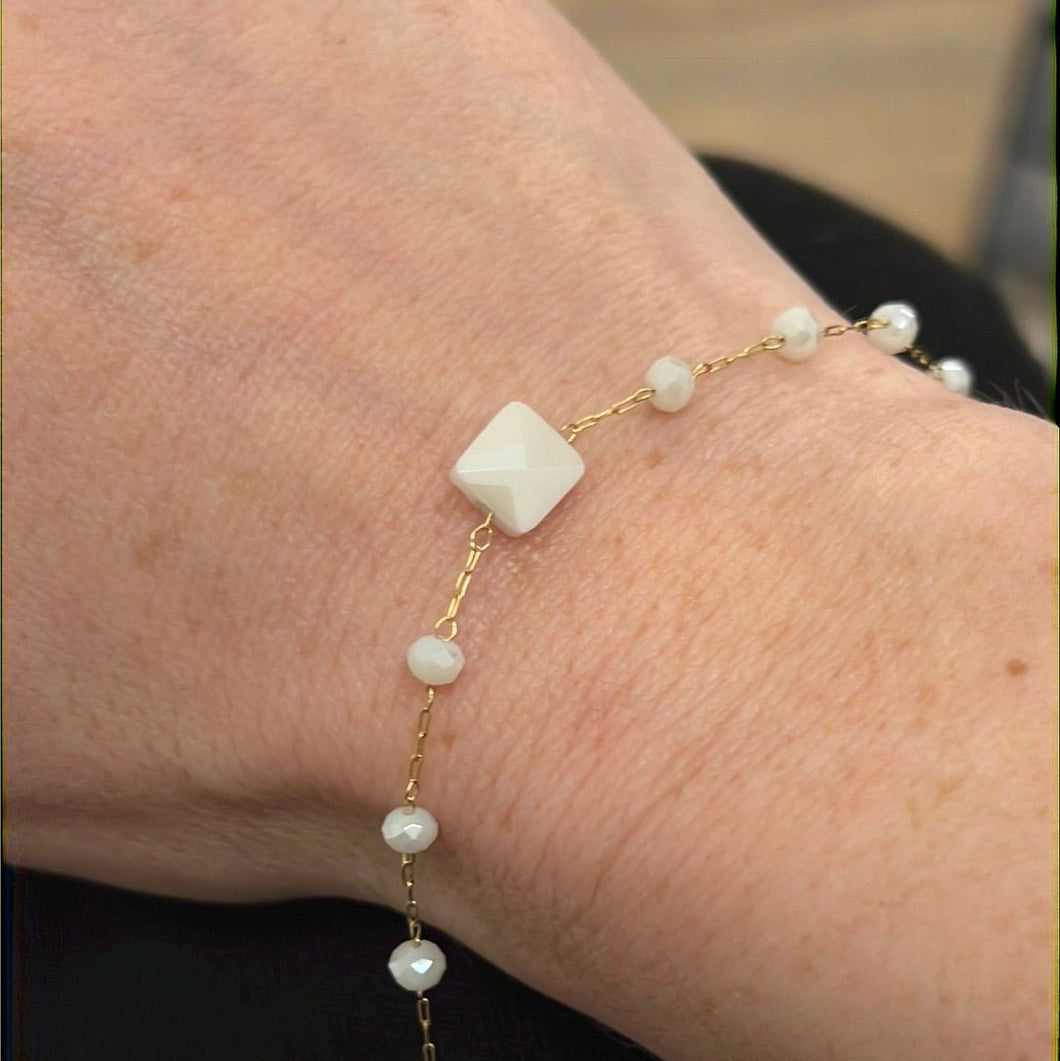 Bracelet doré perles blanches - Léone