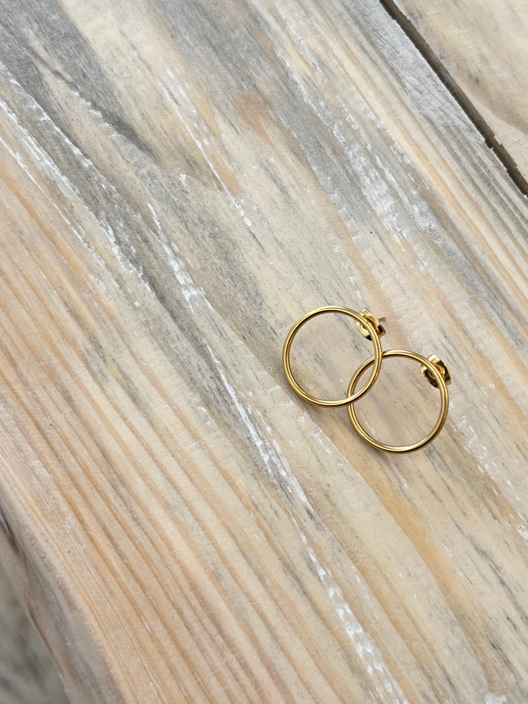 Boucles d’oreilles dorées anneau médium
