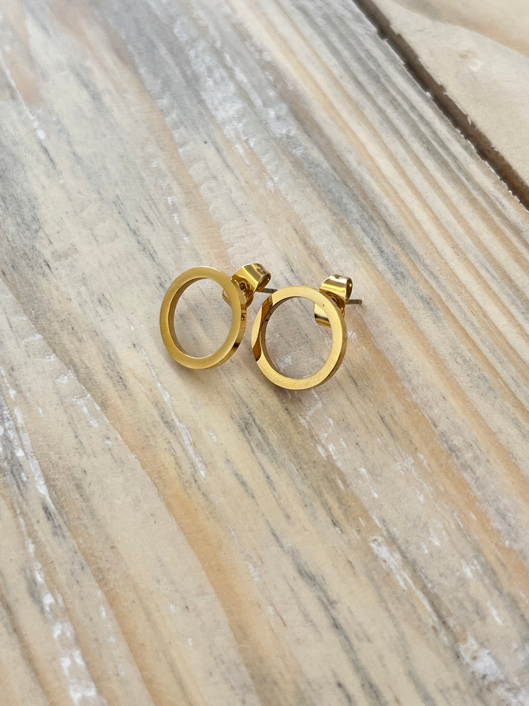 Boucles d’oreilles dorées anneau